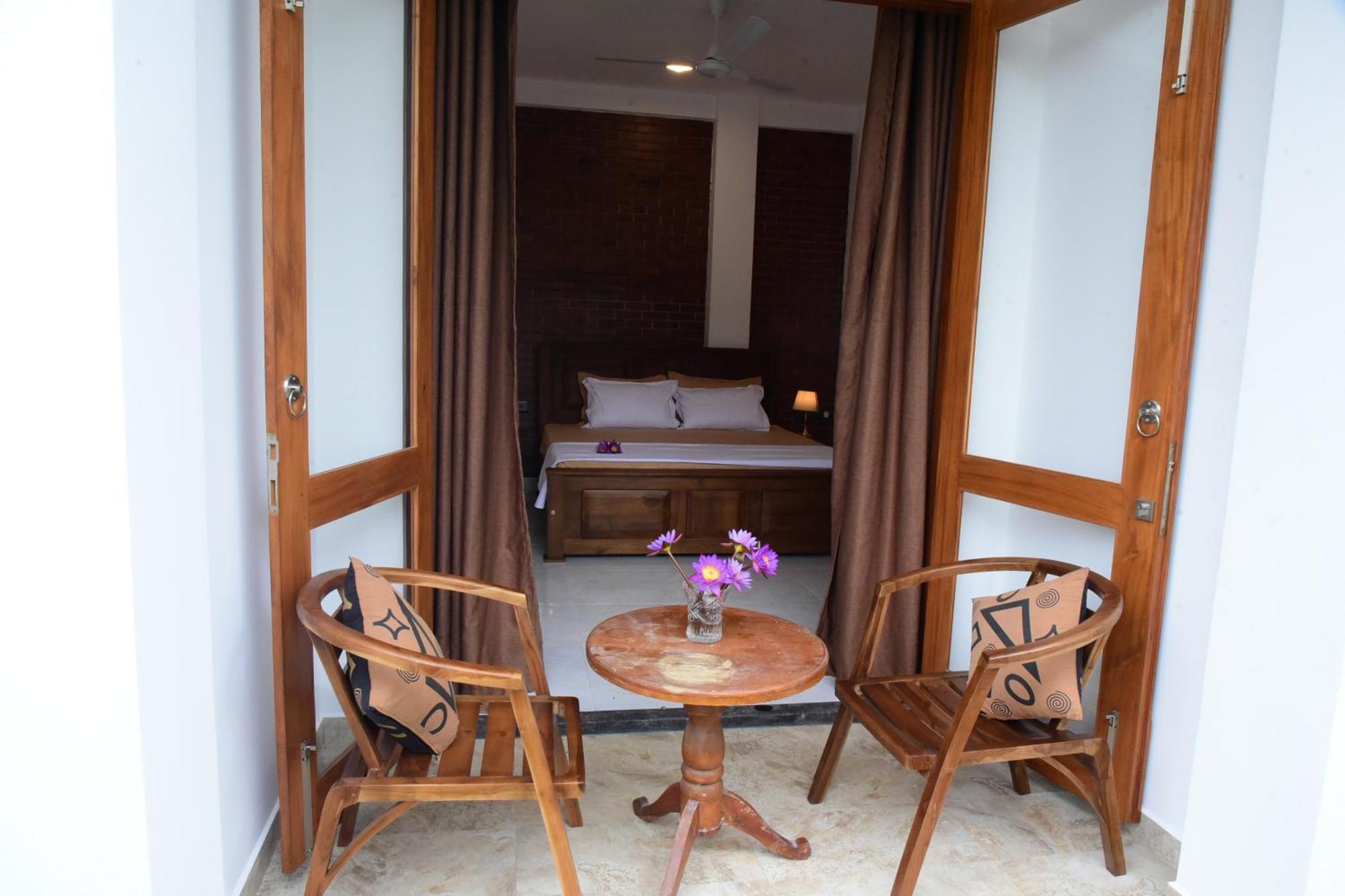 Hotel Ocean Ripples Hikkaduwa Esterno foto