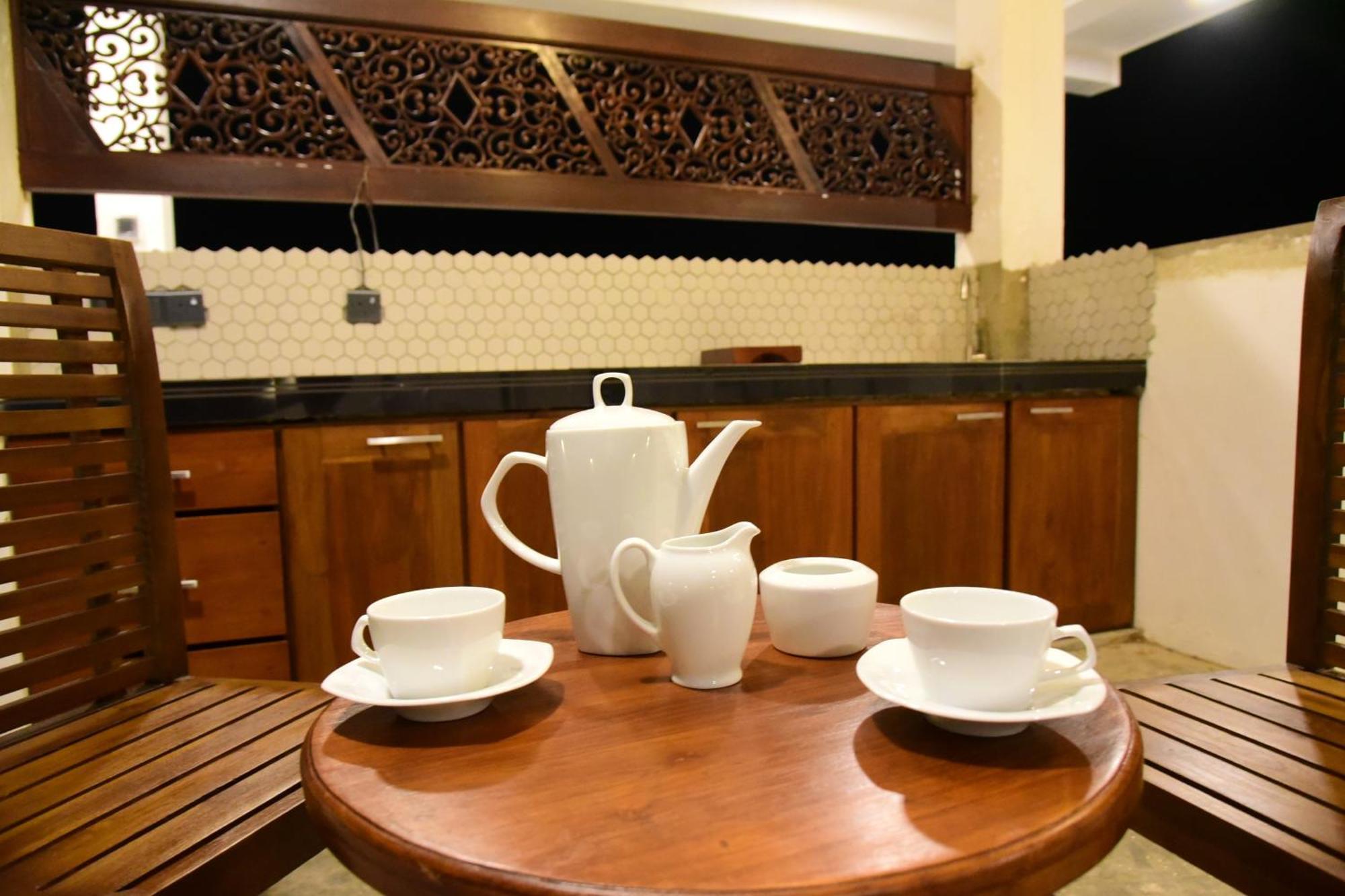 Hotel Ocean Ripples Hikkaduwa Esterno foto